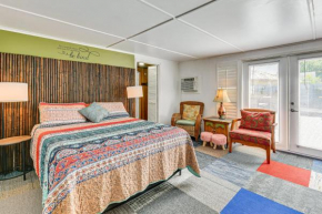 Fort Walton Beach Studio with Shared Pool and Patio!